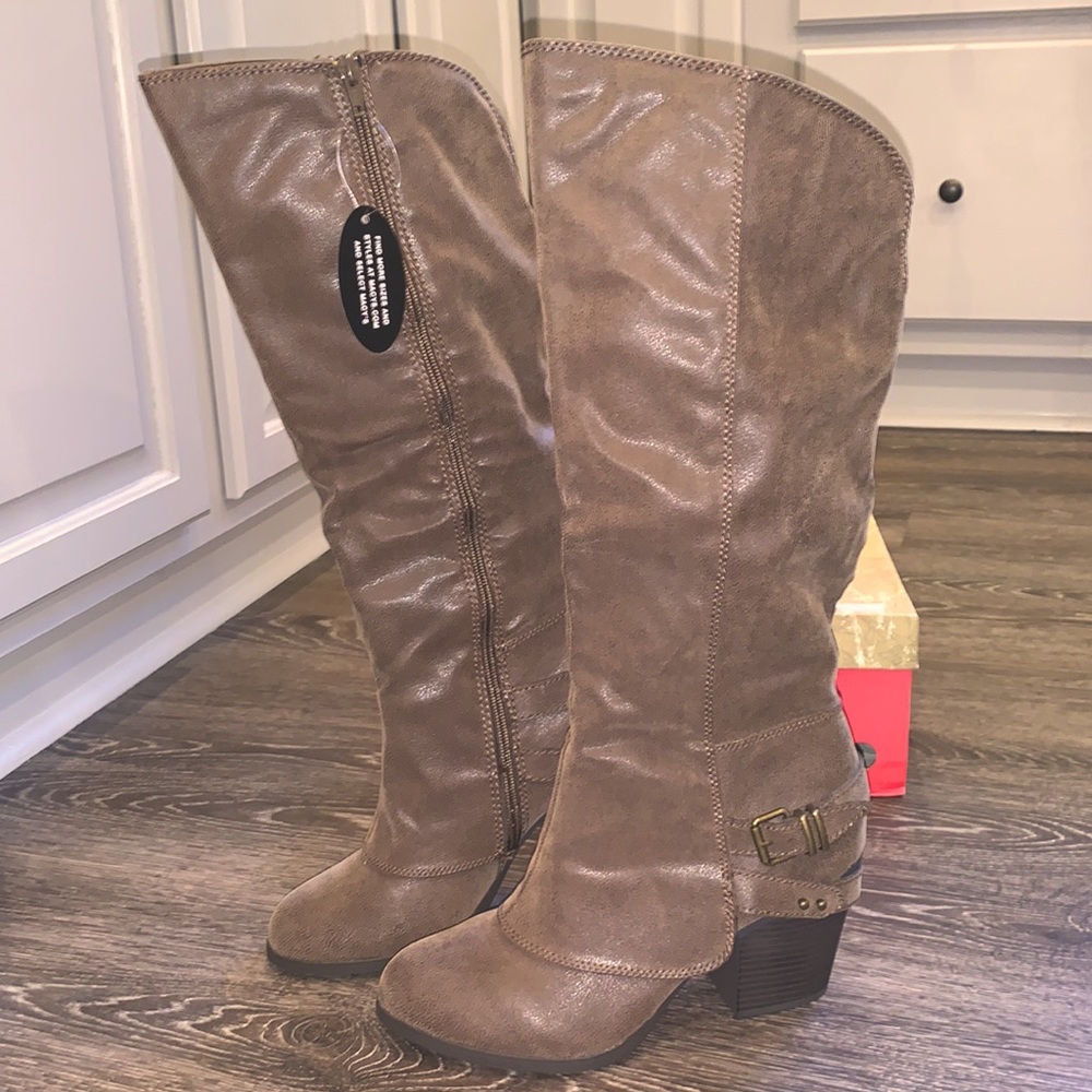 American Rag Knee High Heeled Boots “Emilee” in Taupe Size 10. NEW - in Box